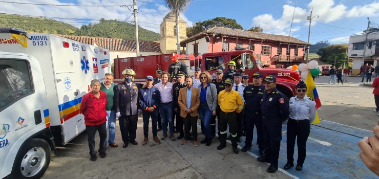 Cumpliendo con el compromiso hecho en noviembre pasado Bogotá entrega en donación máquina extintora al municipio de La Calera