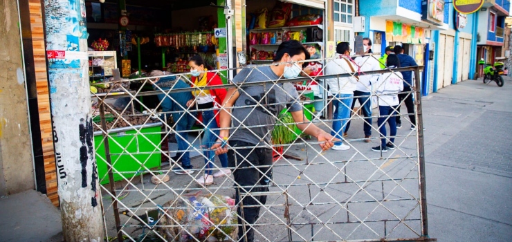 En ofensiva por la seguridad de Bogotá, autoridades desmantelan desguazaderos de carros y decomisan armas blancas, entre otros