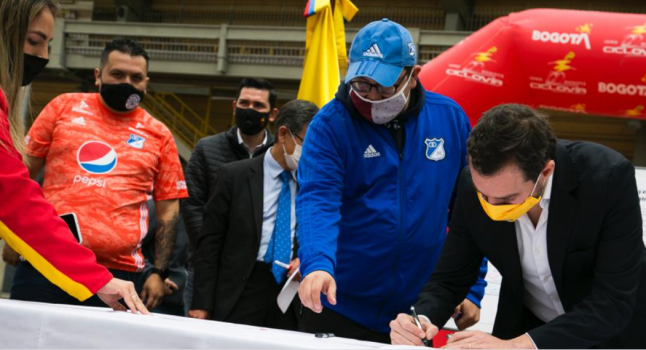 Barras de Millonarios firman pacto con el Distrito para celebrar los 74 años del equipo