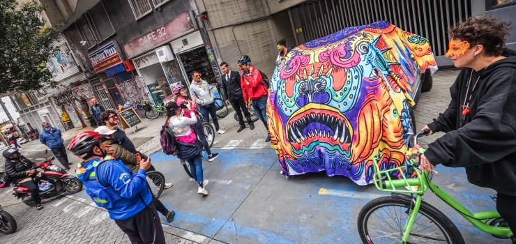 Los ‘monstruos’ se toman ciclorrutas y carriles exclusivos para hacer respetar a los ciclistas