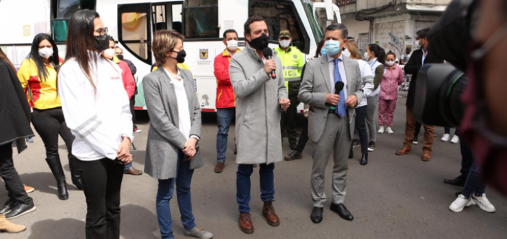 Foto Secretario de Gobierno Luis Ernesto Gómez, hablando a un grupo de personas por micrófono A más de 800 barrios de Bogotá llegará la Ruta de Derechos Humanos