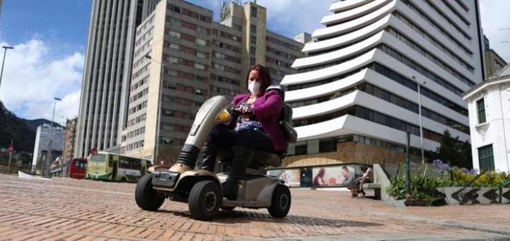 Foto de una mujer en silla de ruedas Se aplazan elecciones de representantes locales y distritales de discapacidad