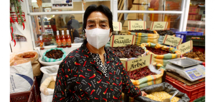 Foto de mujer mayor con tapabocas en plaza de mercado Doña Eugenia, dueña y señora del fruto sagrado