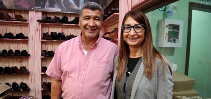 Foto de hombre sonriendo al lado de una mujer en una zapatería El Restrepo, el corazón en los pies