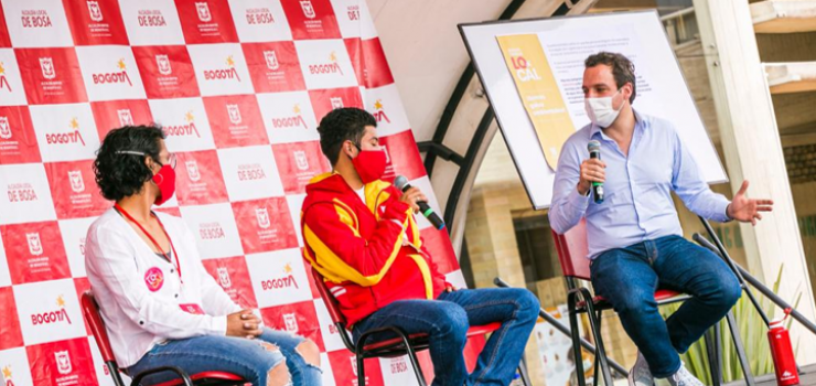 Foto del Secretario de Gobierno, Luis Ernesto Gómez en hablando con dos personas jóvenes 6.700 personas entrarán a trabajar en sus localidades gracias a los empleos de emergencia del Distrito