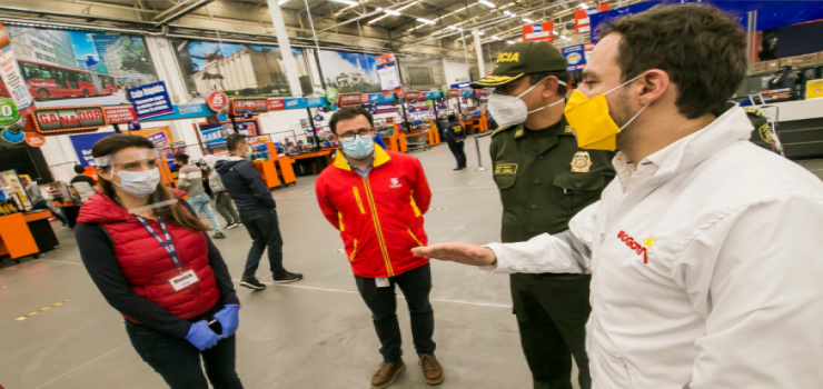 Foto Secretario de Gobierno hablando a un grupo de personas todos con la debida protección de tapabocas En el día sin IVA se cerraron cuatro establecimientos en Bogotá por aglomeraciones