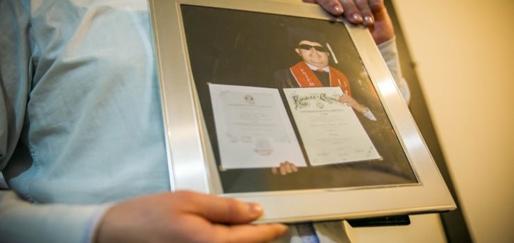 “Me dijeron que un sicólogo debía tener la capacidad de ver y escuchar”: Samuel, primer psicólogo sordociego en Colombia   