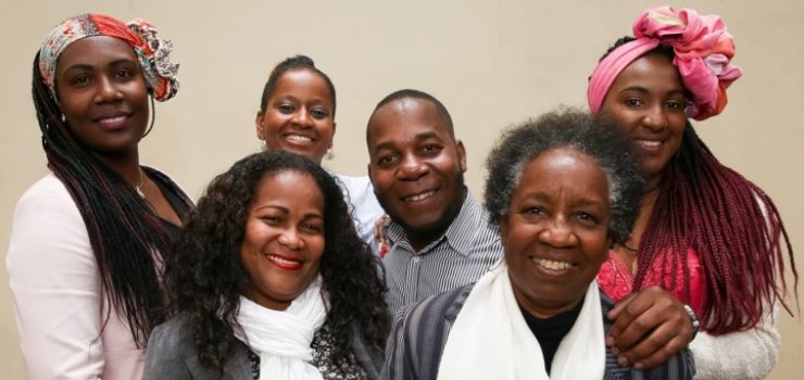 Foto de grupo de personas afro 5 mujeres y un hombre, todos sonriendo Bogotá rechaza la discriminación racial