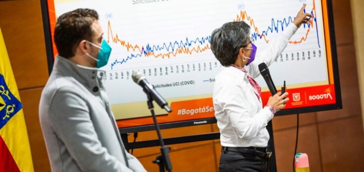Foto Alcaldesa Claudia López y el Secretario de Gobierno Luis Ernesto Gómez frente a tablero acrítico con cifras estadísticas Alcaldía de Bogotá adopta nuevas medidas para enfrentar tercer pico de la pandemia y decreta Alerta Roja Hospitalaria