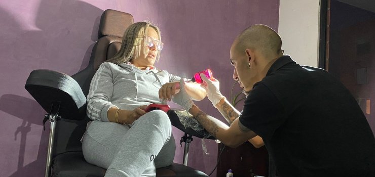 Jefferson Ramírez, el tatuador que vio crecer su negocio gracias a ‘Impulso Local’