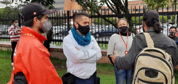 Foto de grupo de personas jóvenes con tapabocas Pronunciamiento