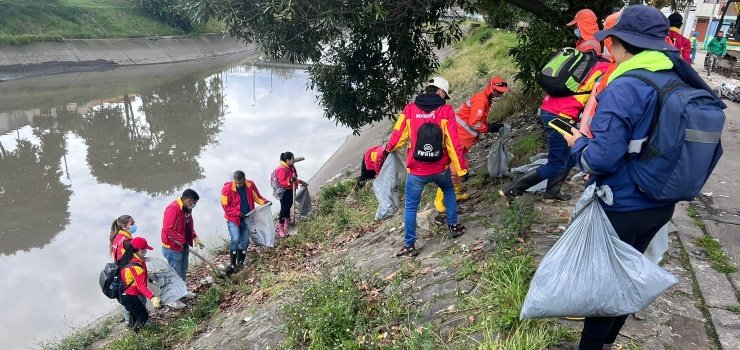 Juntos Cuidamos Bogotá recupera en canales de la ciudad 121 toneladas de basuras