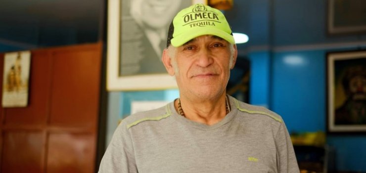 Foto de hombre mayor Con olor a pan y tranquilidad.