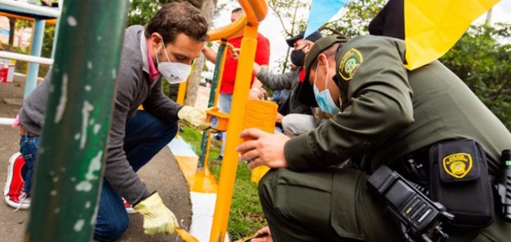 Foto del Secretario de Gobierno doctor Luis Ernesto Gómez y un Agente de Policía pintando en un parque Distrito lanza nueva estrategia para recuperar entornos inseguros en los barrios de Bogotá