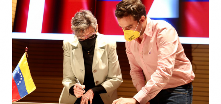 Foto del Secretario de Gobierno, Luis Ernesto Gómez con ciudadana extranjera firmando nacionalidad En el último año 119 extranjeros han tomado juramento ante la Secretaria de Gobierno y obtuvieron su nacionalidad colombiana