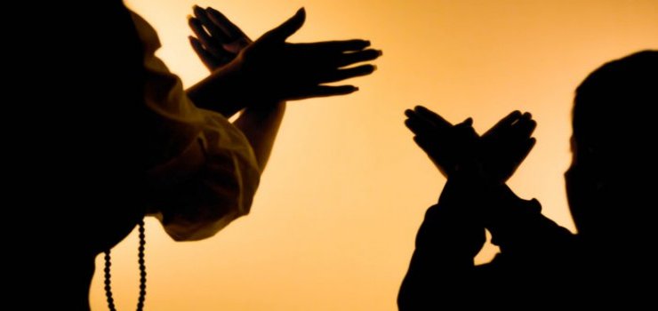 foto en silueta de un adulto y un niño cruzando las manos En el Día internacional de los niños víctimas inocentes de agresión el Distrito reafirma su compromiso de protección a la niñez